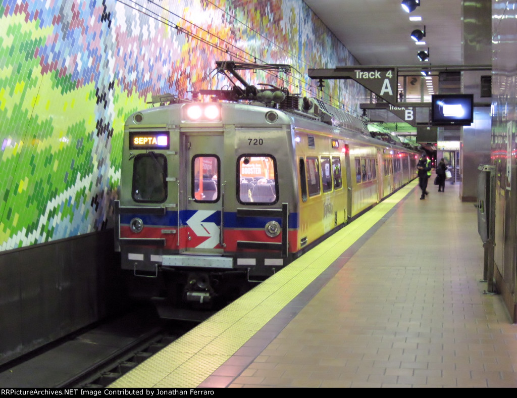 Silverliner V at Market East